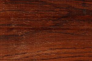 <p>Bubinga is een tropische houtsoort die afkomstig is uit West- en Centraal-Afrika. Het hout staat bekend om zijn prachtige, rijke kleurvariaties en is zeer gewild vanwege de unieke uitstraling. De kleur varieert van lichtroze tot dieprood of bruin, met een opvallende tekening van donkere strepen en vlekken. Bubinga heeft een fijne tot matige textuur en een mooie glans, waardoor het vaak wordt gebruikt voor luxe interieurprojecten en meubels.
</p>
