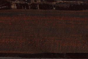 Slangenhout, ook wel letterhout genoemd, is een bijzondere houtsoort. De naam zegt het eigenlijk al, want de unieke tekening van het hout lijkt sprekend op de glanzende schubben van een slangenhuid. Tevens is het een van de zwaarste houtsoorten ter wereld.